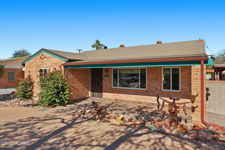 Property Photo:  2925 E Loretta Drive  AZ 85716 