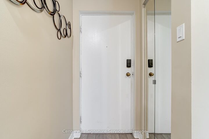 Property Photo: 2001 Bonnymede Drive 15 ON L5J 4H8