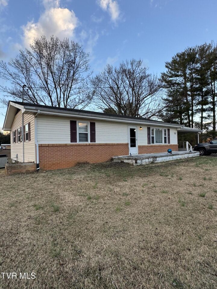 Property Photo:  6890 Newport Highway  TN 37743 