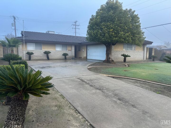 Property Photo:  2031 8th Avenue  CA 93215 