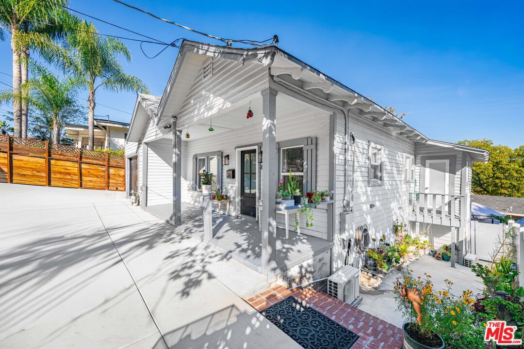 Property Photo: 816 Terrace 49 CA 90042