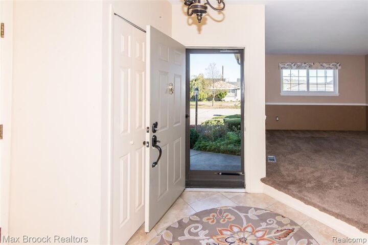 Property Photo:  14411 Nola Street  MI 48154 5906 