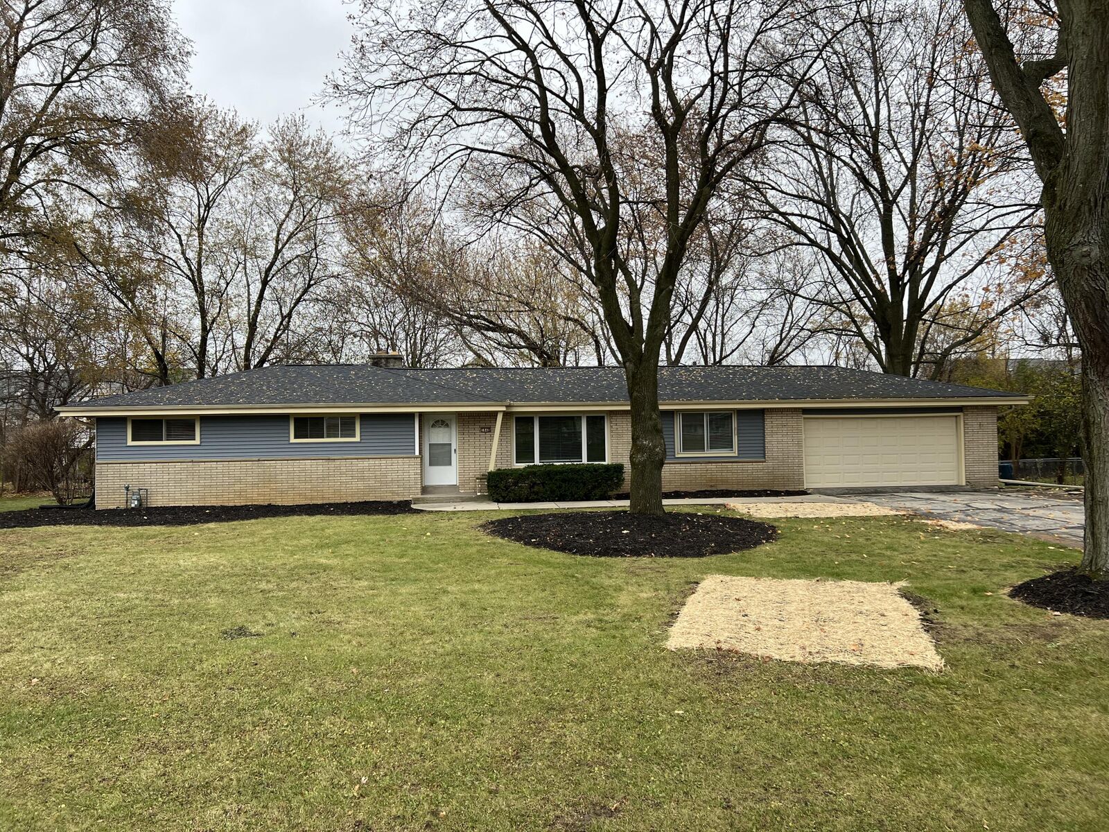 Property Photo:  1840 E Lone Oak Cir  WI 53045 