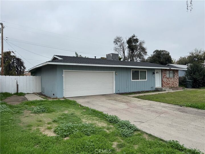 Property Photo:  1600 W Robin Drive  CA 93291 