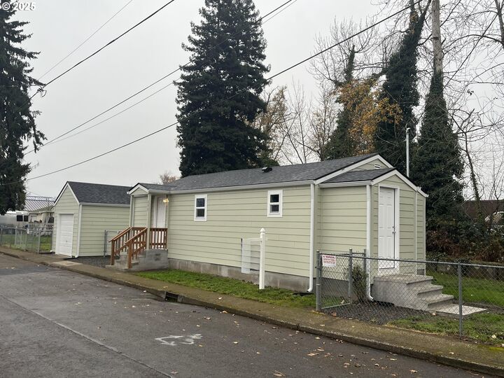 Property Photo: 890 25th St SE OR 97301
