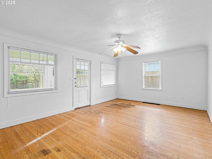 Property Photo: 6525 N Montana Ave OR 97217