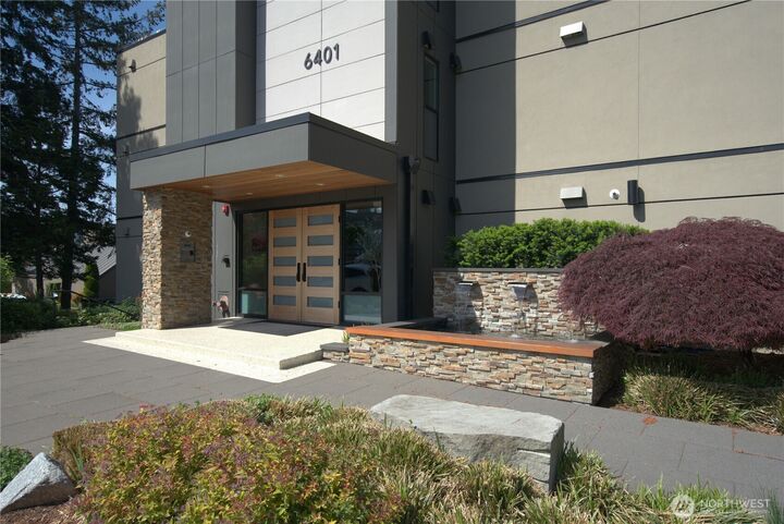 Property Photo:  6401  Lake Washington Boulevard NE 303  WA 98033 