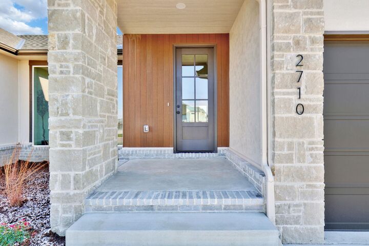 Property Photo:  2710 N Bracken St  KS 67226 