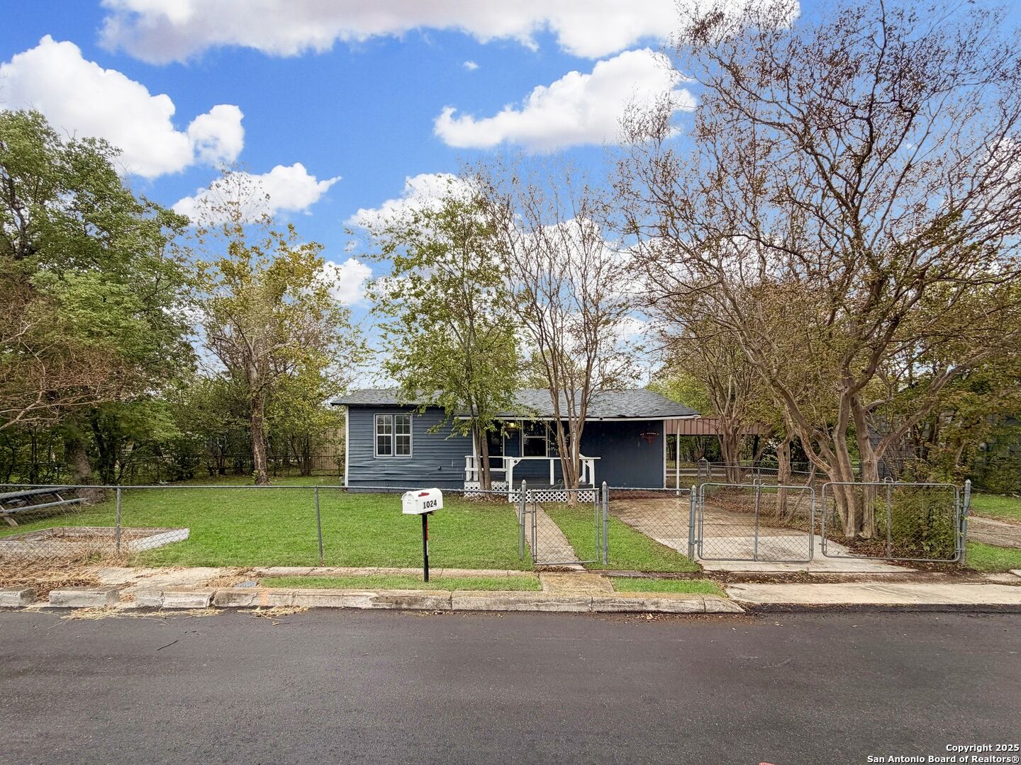 Property Photo:  1024 Juarez St  TX 78155 