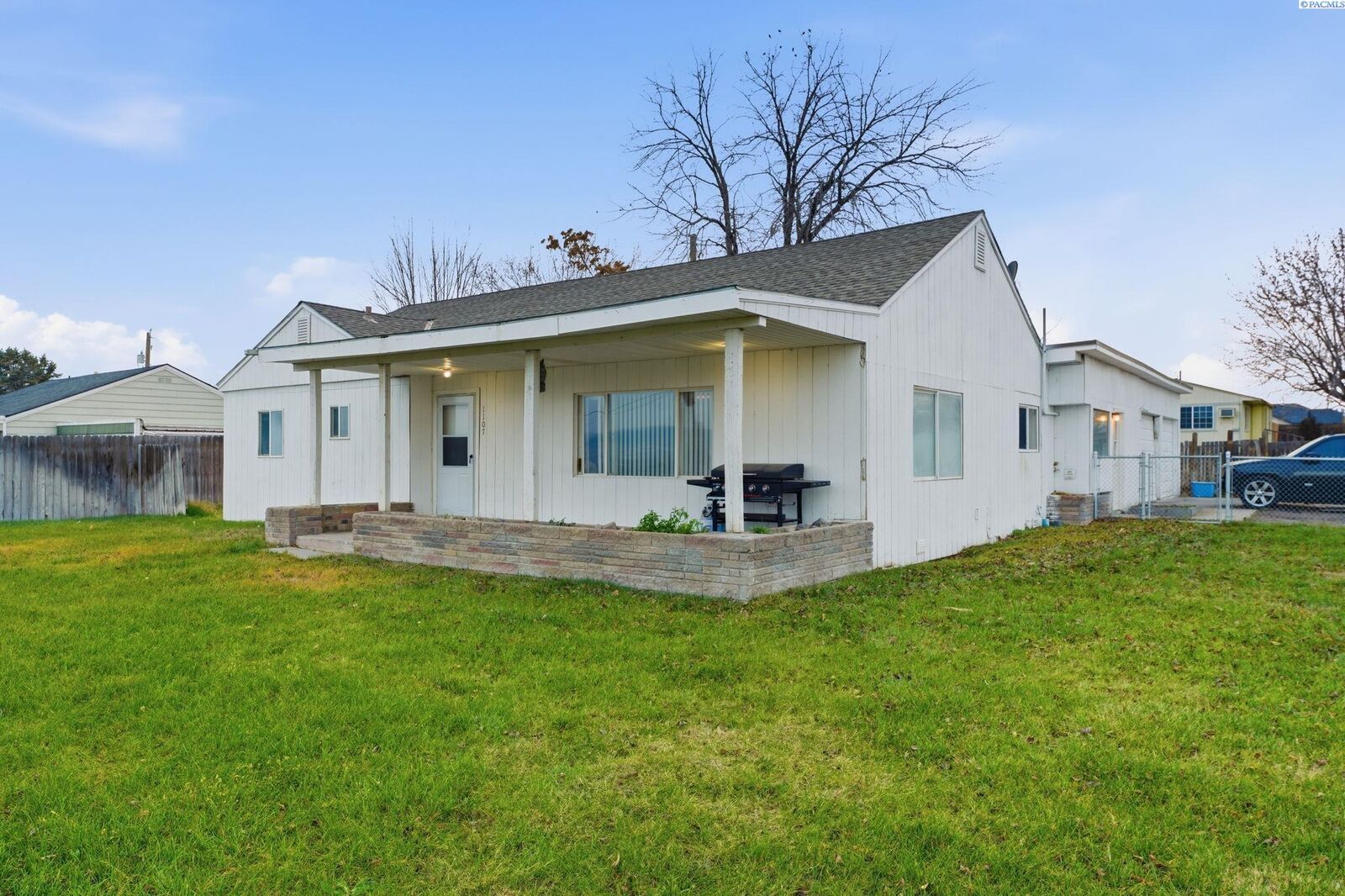 Property Photo: 1107 11th Street WA 99320