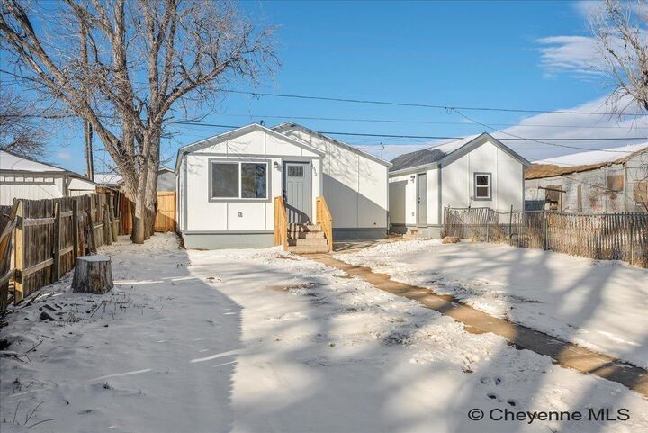 Property Photo: 1012 E 8th St WY 82001