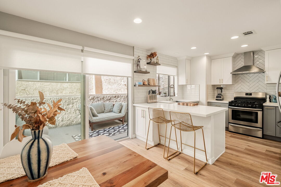 Property Photo:  922 Lincoln Blvd  CA 90403 