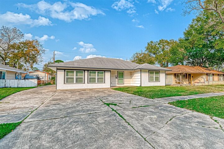Property Photo:  3309 Cedarcrest Drive  TX 77503 