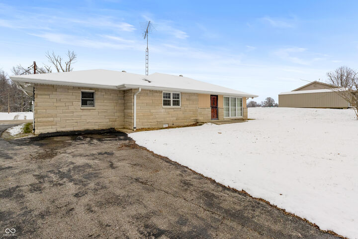 Property Photo:  6742 E County Road 900 N  IN 47274 
