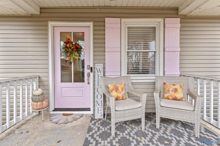 Property Photo: 1917 Vanderbilt Circle SW AL 35801