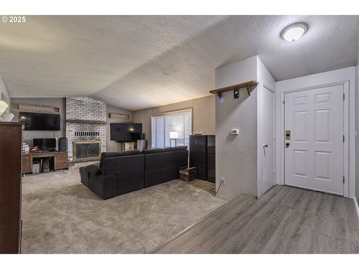 Property Photo: 19820 NE Hassalo Ct OR 97230