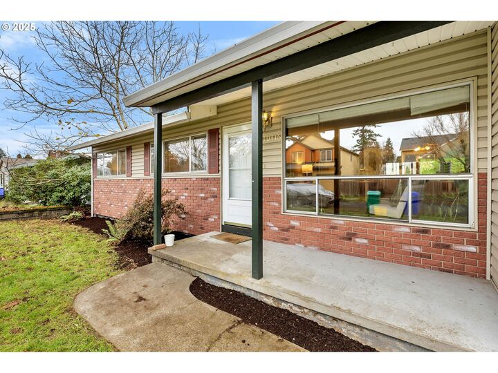 Property Photo: 10416 NE Davis St OR 97220