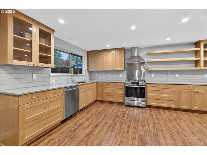 Property Photo: 9965 SW Pimlico Ter OR 97008