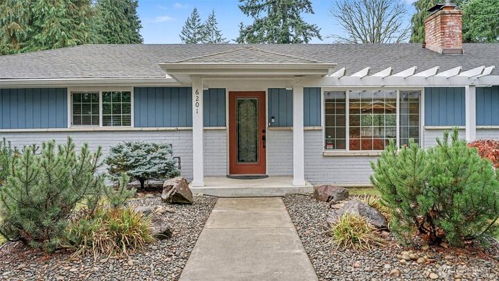 Property Photo:  6201  Island Crest Way  WA 98040 