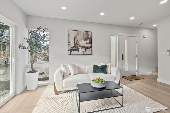 Property Photo: 14306 Roslyn Place N WA 98133