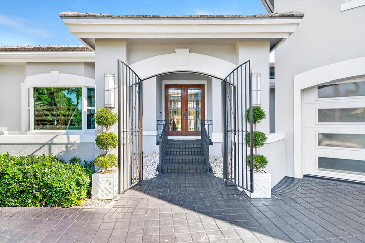 Property Photo: 6 Cloister Circle FL 33401