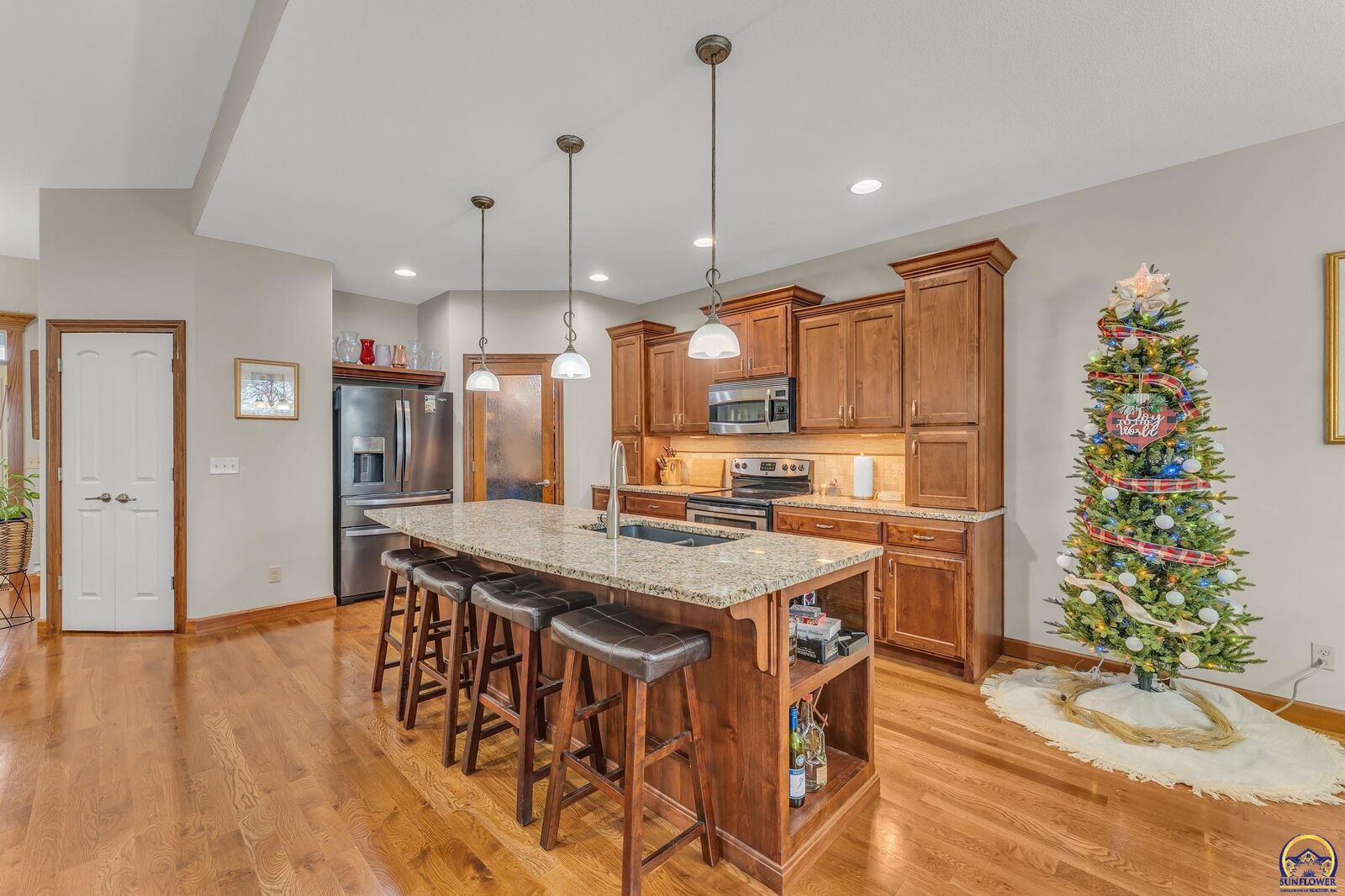 Property Photo:  4422 SW Lakeside Dr  KS 66610 