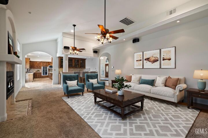 Property Photo: 2112 Branch Creek Street CA 93312