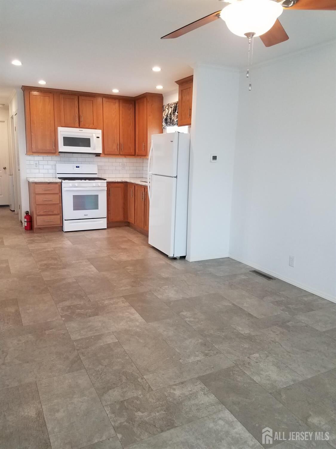 Property Photo: 852 US Hwy 1 N NJ 08817