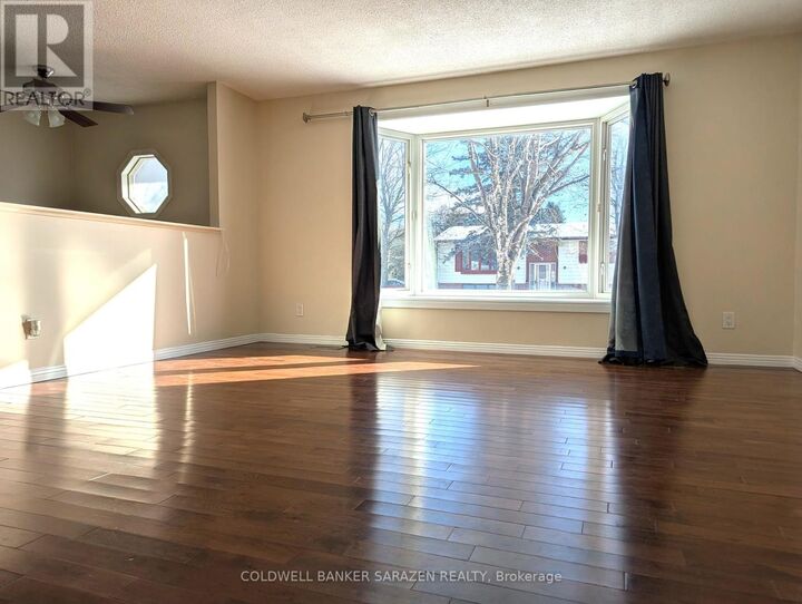 Photo de la propriété: 2 Dowdall Crescent ON K2S 1V1