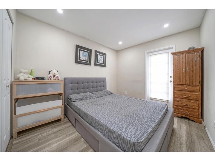 Photo de la propriété:  11866 98 Avenue  BC V3V 2J4 