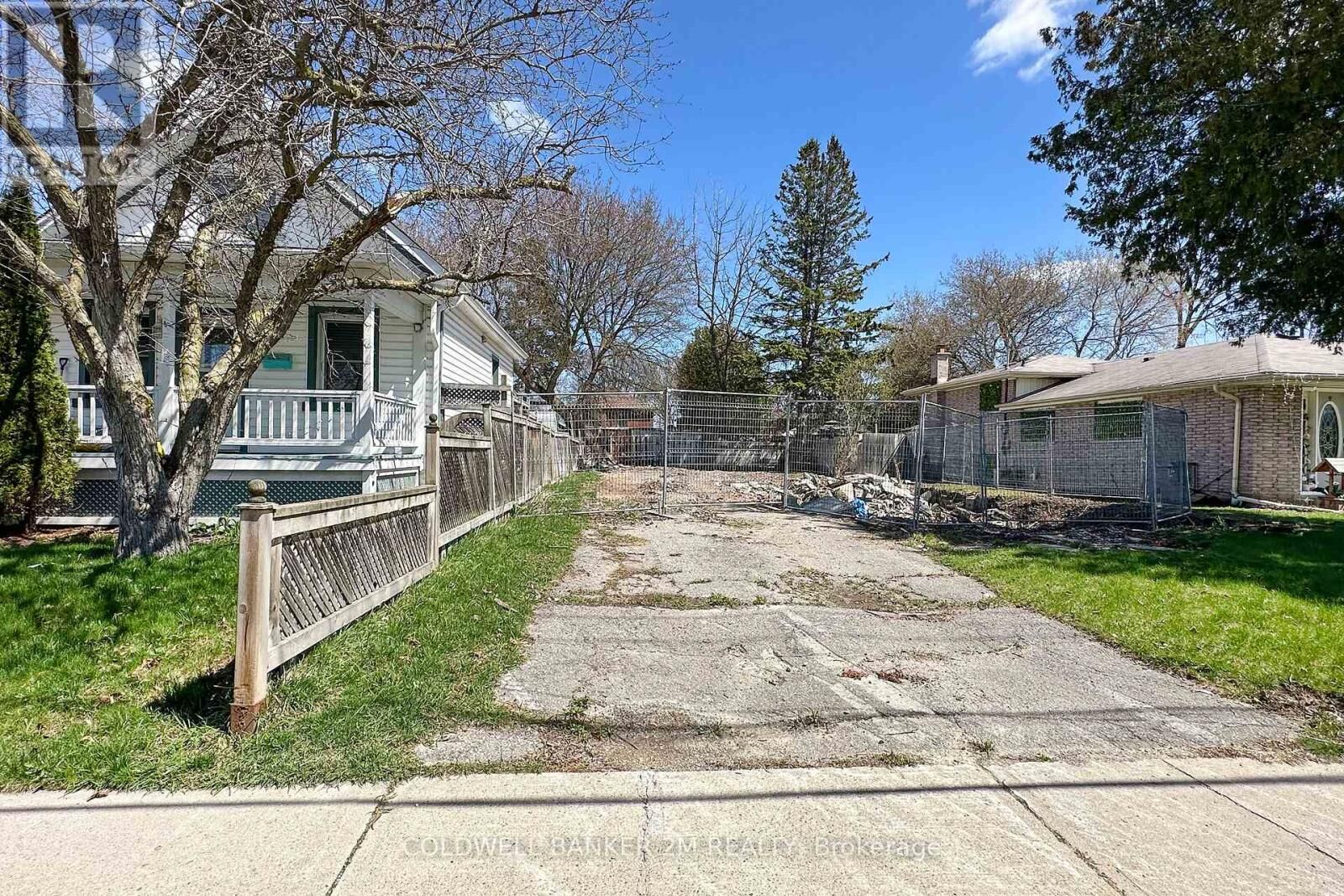 Photo de la propriété:  305 Oshawa Boulevard South  ON L1H 5R9 