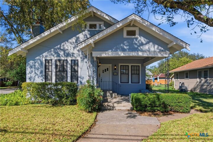 Property Photo:  502 Elm Street  TX 78155 