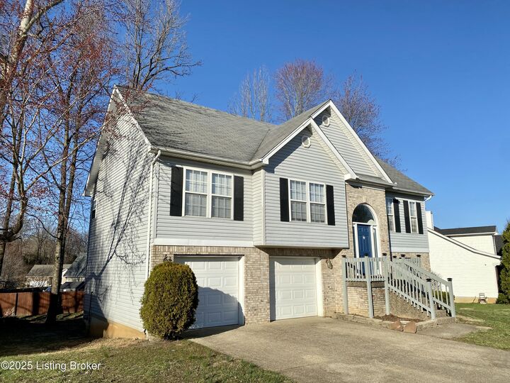 Property Photo: 6901 Brook Bend Way KY 40229