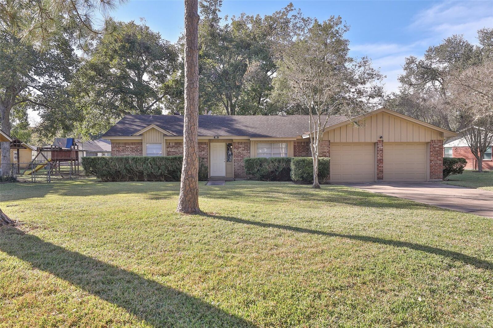 Property Photo:  606 Venice Street  TX 77478 