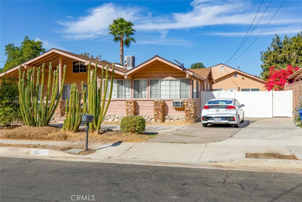 Property Photo: 10563 Vinedale CA 91352