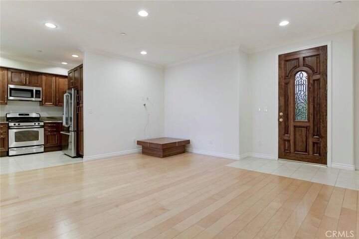 Property Photo: 556 E Palm Avenue 102 CA 91501