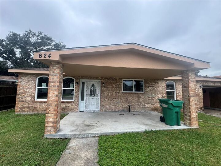 Property Photo:  624 Willowbrook Drive  LA 70056 