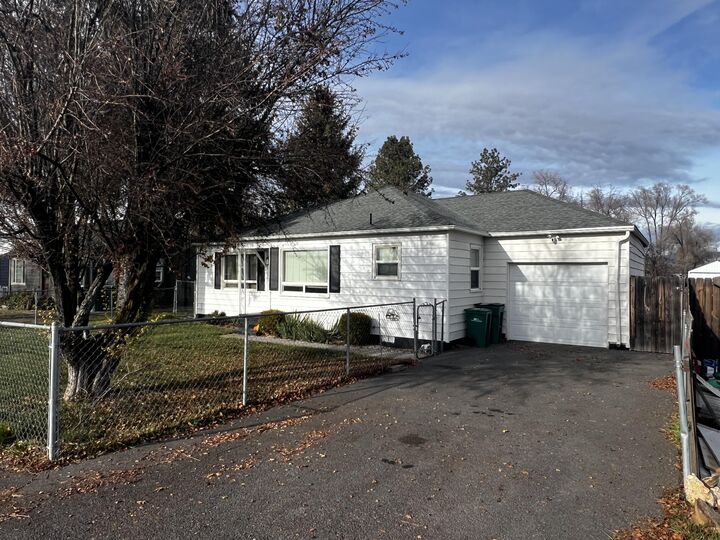 Property Photo: 3919 Bristol Avenue OR 97603