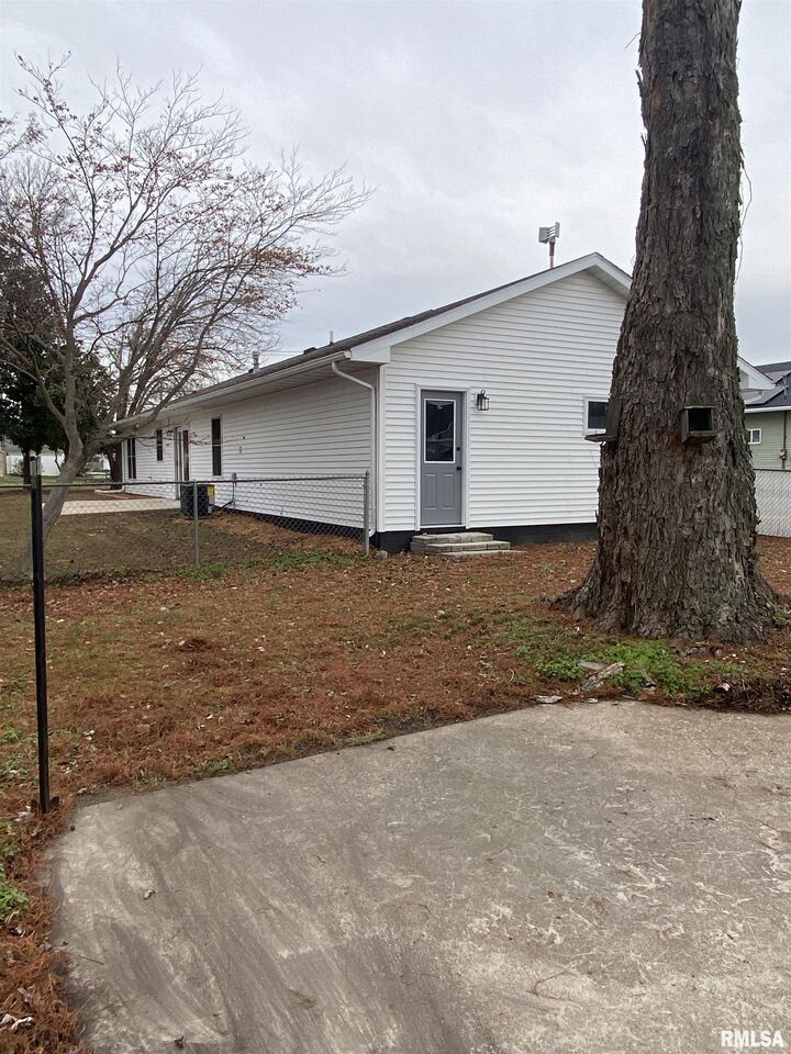 Property Photo:  210 N State Street  IL 62822 