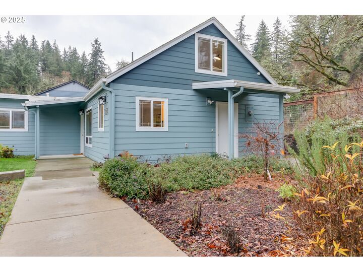 Property Photo:  2984 Floral Hill Dr  OR 97403 