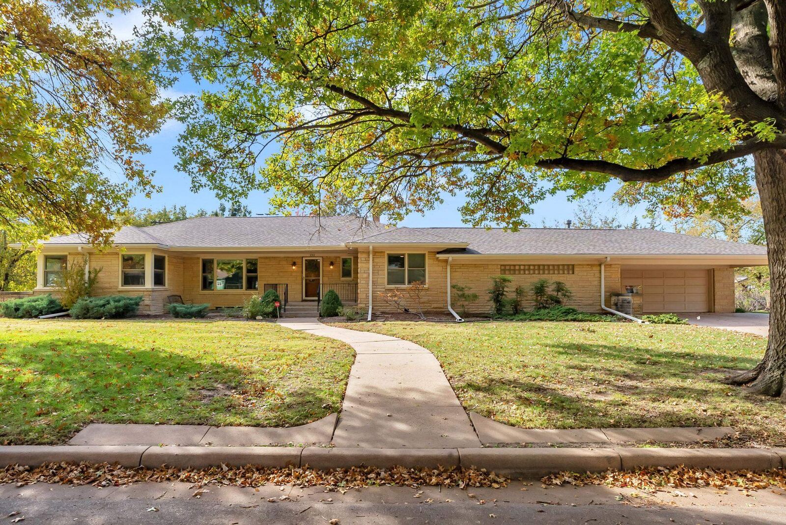 Property Photo:  233 Courtleigh St  KS 67218 