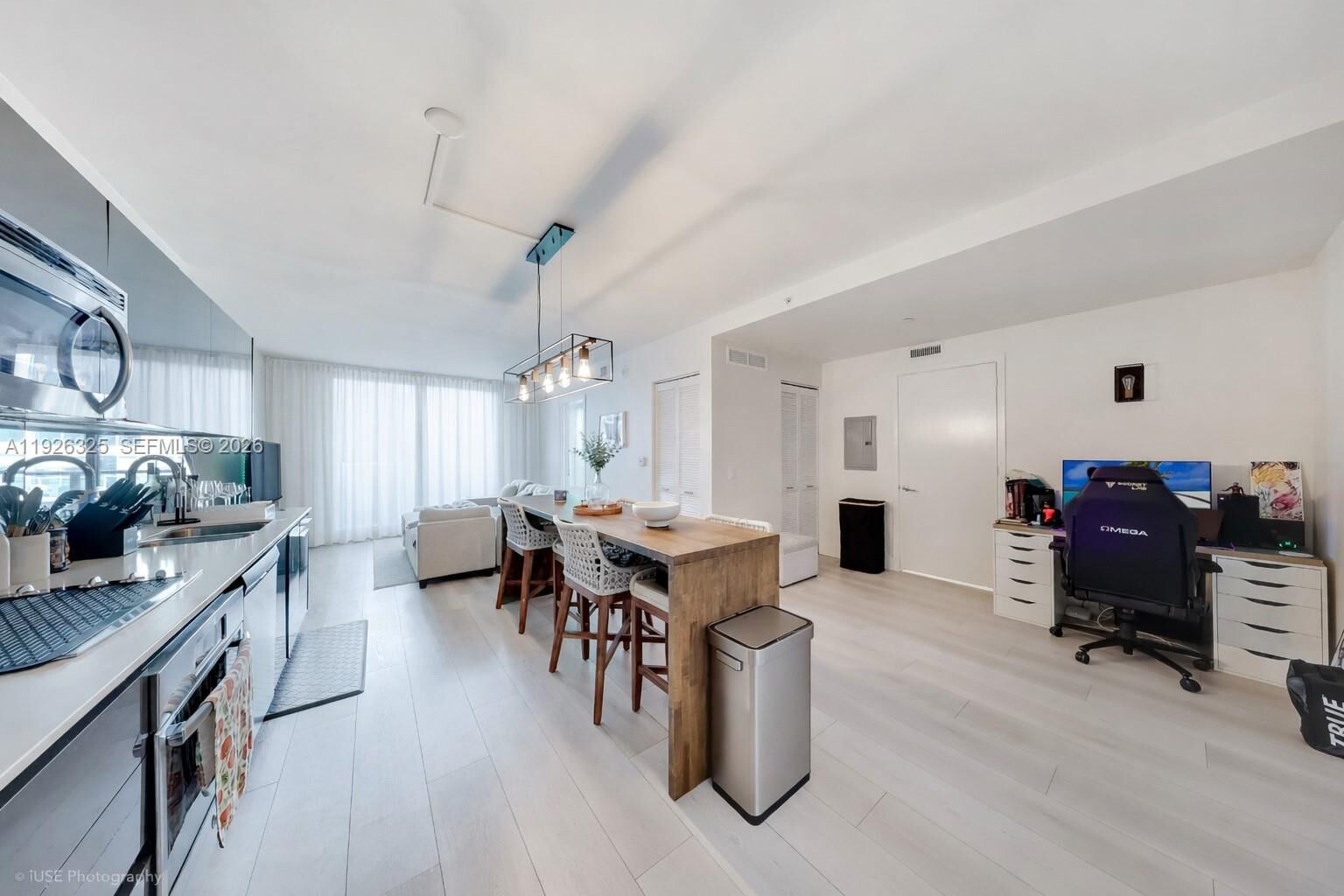 Property Photo:  31 SE 6th St 2506  FL 33131 