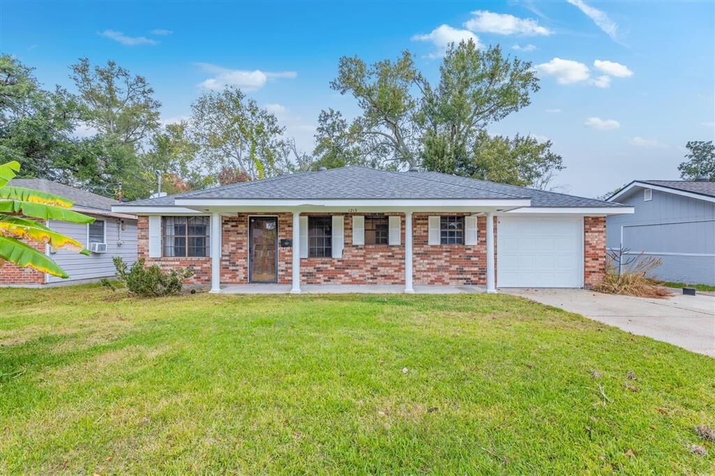 Property Photo:  1213 S Elton Court S  LA 70607 