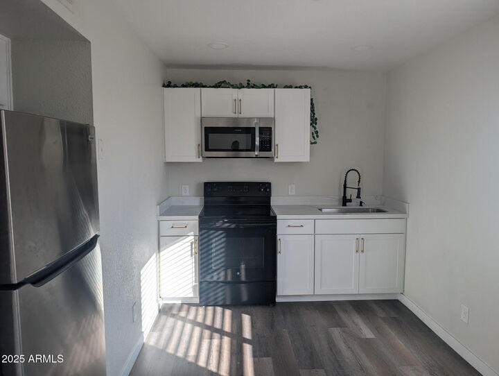 Property Photo: 7160 N 53rd Avenue Apt 2 AZ 85301