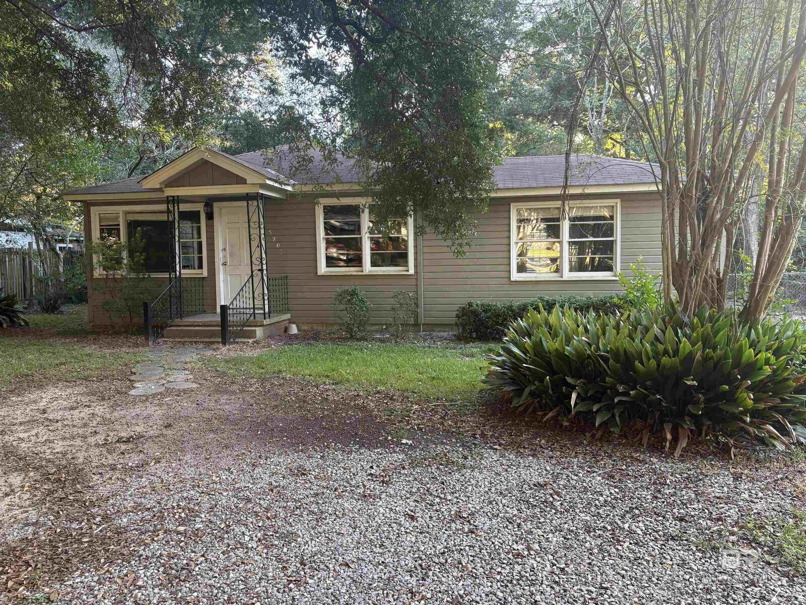 Property Photo:  5207 S Azalea Circle  AL 36608 