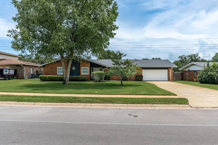 Property Photo:  310 NW Jonquil Avenue  FL 32548 