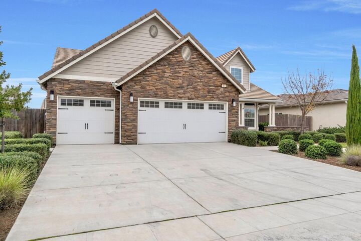 Property Photo: 462 S Crescent Lane CA 93636