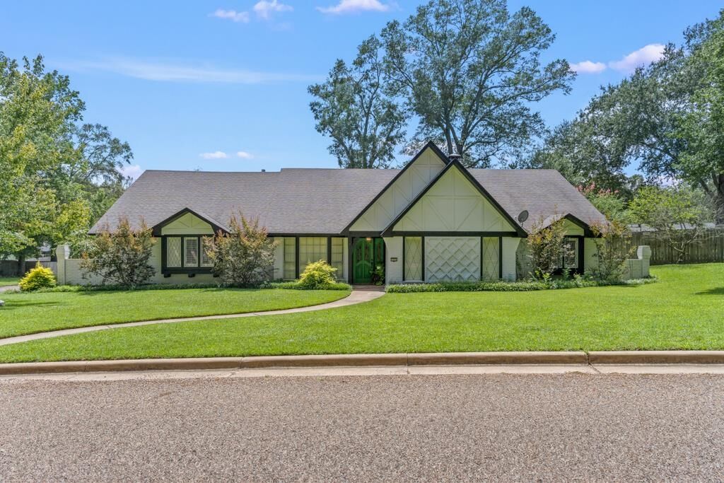 Property Photo:  1205 Dogwood  TX 75644 
