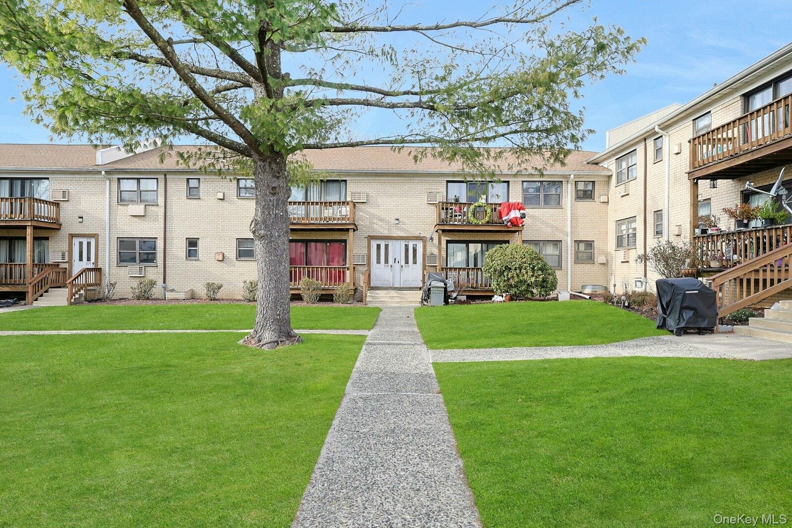 Property Photo:  205 Sneden Place W 205  NY 10977 