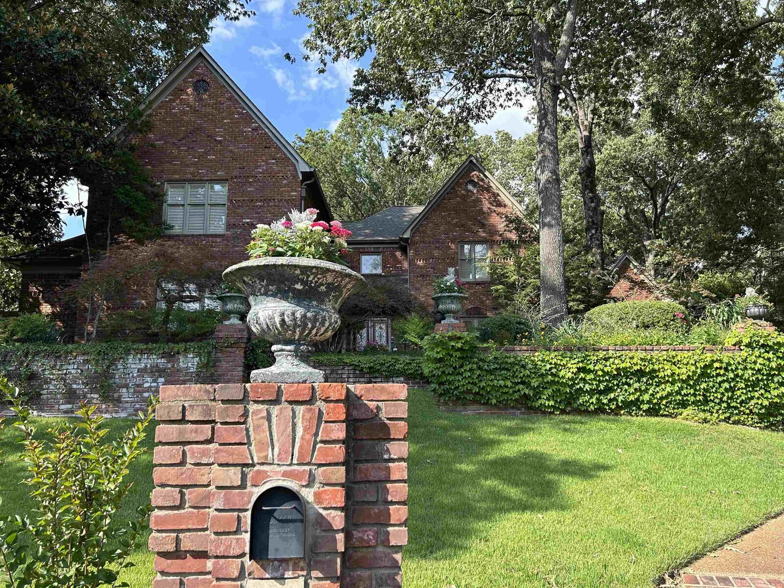 Property Photo: 2552 Glenllyn Cv TN 38139